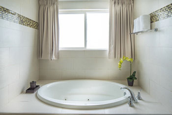 Deep Soaking Bathtub